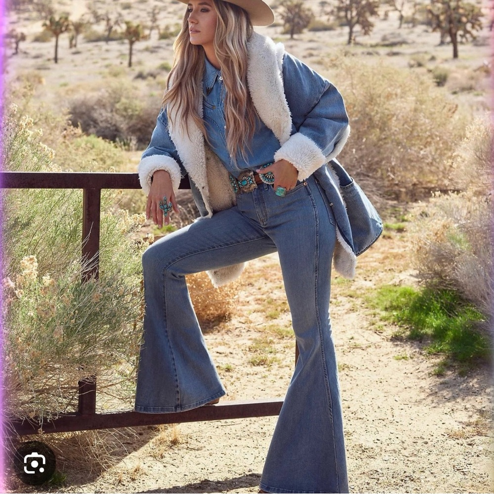 Wrangler x Lainey Wilson bell bottom jeans